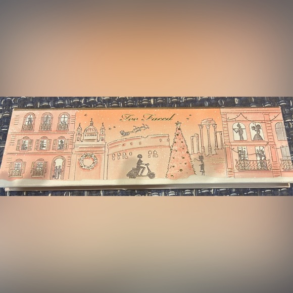 Beautiful TooFaced blush that will bring out any cheek bones - Picture 1 of 2